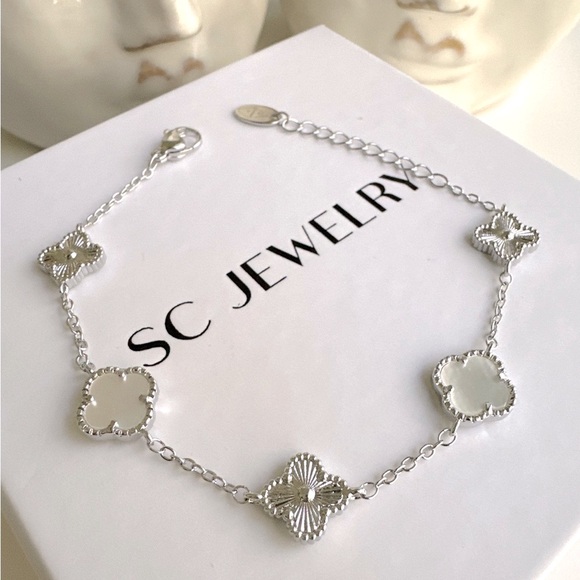 Petite Clover Bracelet Mother of Pearl & Silver Color Double Sided - Picture 4 of 10